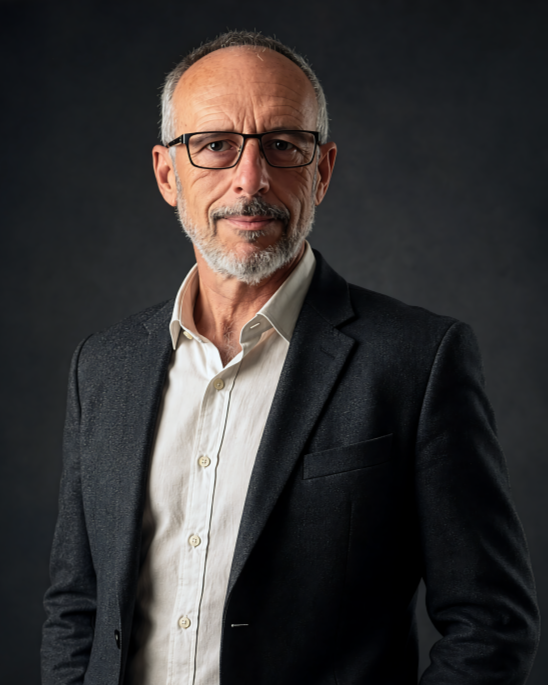 Tadeusz Korach stoi w studio fotograficznym